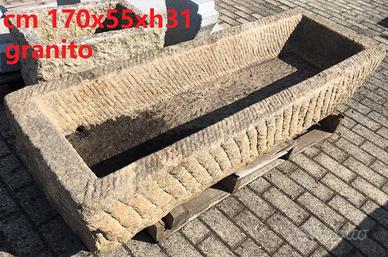 Antica vasca mangiatoia in granito