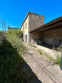 Indipendente con ampio giardino da ristrutturare