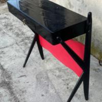 Una consolle anni 50 forse 40