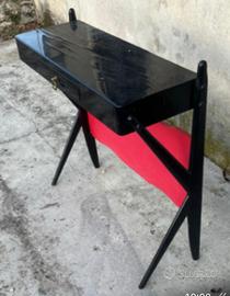 Una consolle anni 50 forse 40