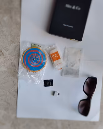 Lotto accessori, scatola Alex&Co e occhiali