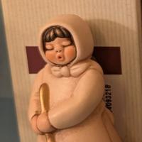 Donna con scopa presepe Thun champagne