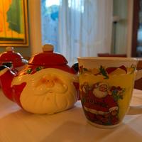 Teiera di babbo natale con tazza mug.