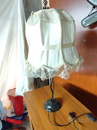  Lampada in ferro battuto con paralume in tessuto