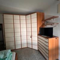 camera da letto con settimino e comodini