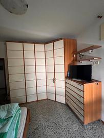 camera da letto con settimino e comodini