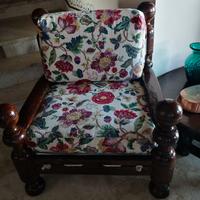 2 poltrone completamente rifatte,molto pesanti.