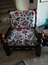 2 poltrone completamente rifatte,molto pesanti.