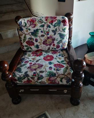 2 poltrone completamente rifatte,molto pesanti.