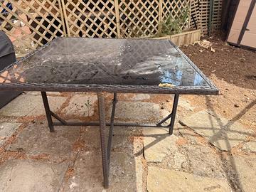 Tavolo da giardino in rattan con piano in vetro