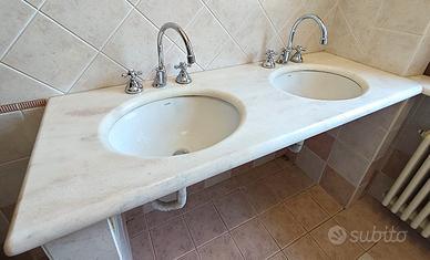 Doppio lavabo in marmo con rubinetteria classica