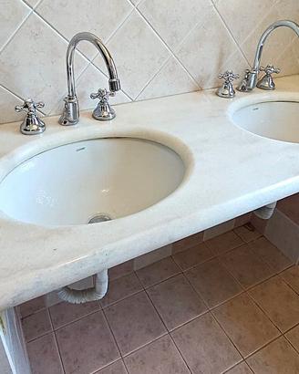 Doppio lavabo in marmo con rubinetteria classica