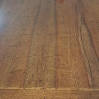 tavolo con sedie e madia