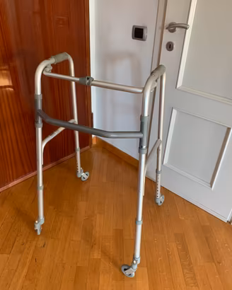 Deambulatore per anziani da interno