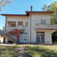 Villa a lapio immersa nel verde con terreno