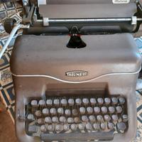 Macchina da scrivere d'epoca con rullini di ricamb