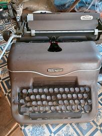 Macchina da scrivere d'epoca con rullini di ricamb