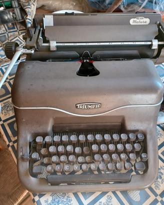 Macchina da scrivere d'epoca con rullini di ricamb