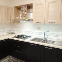 cucina con elettrodomestici 