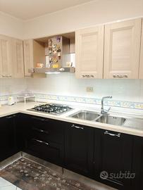 cucina con elettrodomestici 