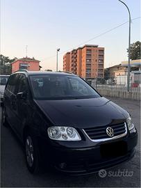 Auto Volkswagen Touran