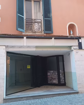 Negozio ad uso commerciale