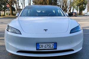 Tesla model 3 Highland premium in garanzia 