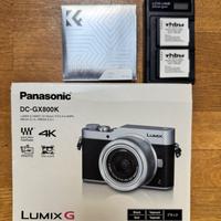 Panasonic Lumix DC-GX800 con accessori e batterie