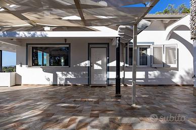 Villa di pregio su 3 livelli con vista 360° sul Go