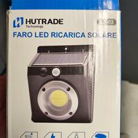 Faretto LED con pannello solare