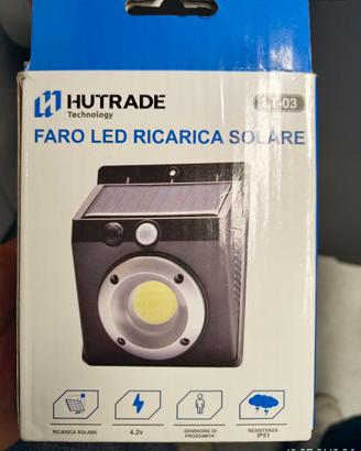 Faretto LED con pannello solare