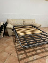 Divano letto beige con struttura apribile