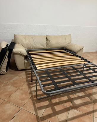 Divano letto beige con struttura apribile