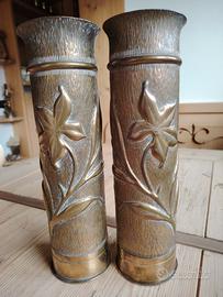 Coppia bossoli con giglio sbalzato