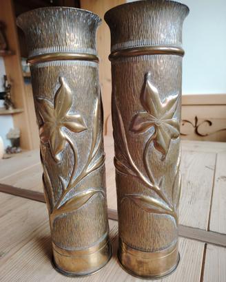 Coppia bossoli con giglio sbalzato