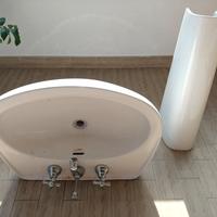 Lavandino con colonna in ceramica bianca