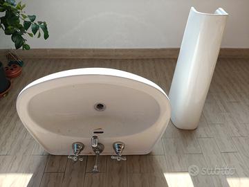 Lavandino con colonna in ceramica bianca