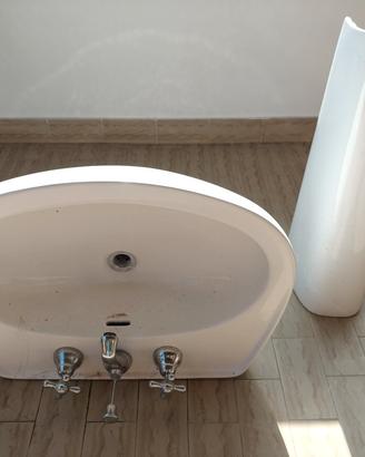 Lavandino con colonna in ceramica bianca