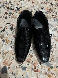 Scarpe elegante   per cerimonia da bambino.