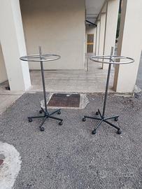 Coppia di stender appendiabiti a cerchio con ruote