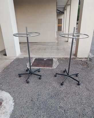 Coppia di stender appendiabiti a cerchio con ruote