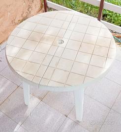 Tavolo rotondo in plastica