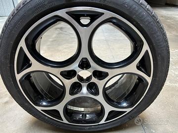 Cerchio in lega da 19" diamantato nero lucido per