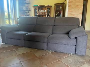 Divano e una poltrona (Poltrone e Sofà)