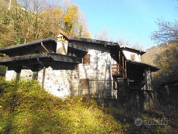 Rustico / Casale di 400 m² con 5 locali e box auto