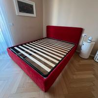 Letto matrimoniale a doghe con testata imbottita