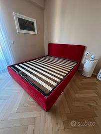 Letto matrimoniale a doghe con testata imbottita