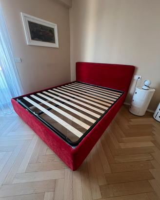 Letto matrimoniale a doghe con testata imbottita