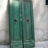 ANTICO PORTONE IN LEGNO CON BATTENTI IN FERRO