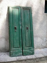 ANTICO PORTONE IN LEGNO CON BATTENTI IN FERRO